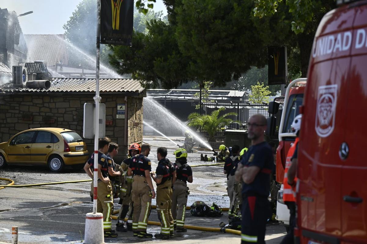 En imágenes | Un incendio calcina el restaurante La Junquera de Zaragoza
