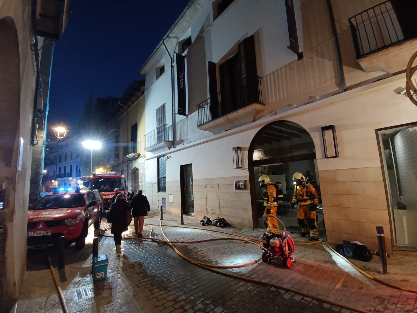 Desalojan un hotel del casco antiguo de Palma por un incendio en el spa