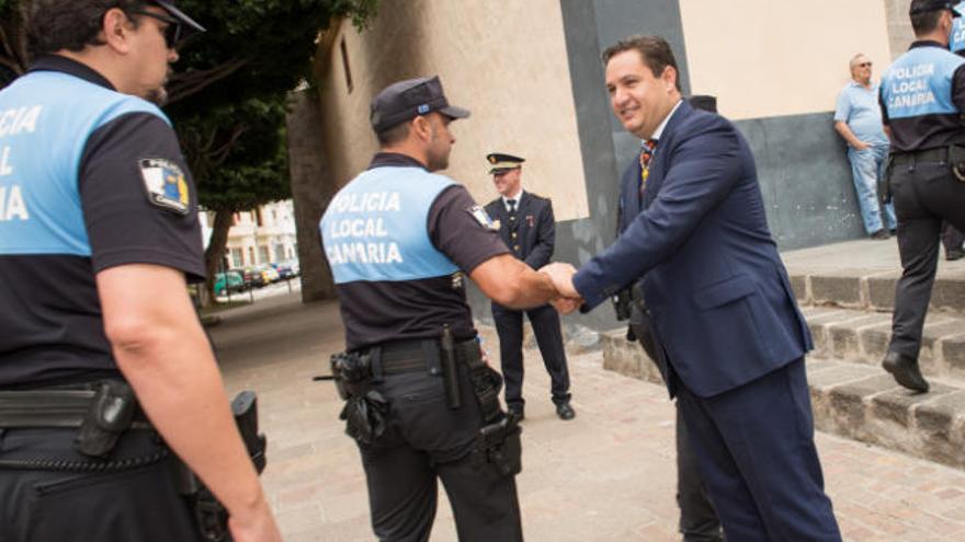 El alcalde de Arona, José Julián Mena (PSOE), saluda a agentes de la Policía Local del municipio.
