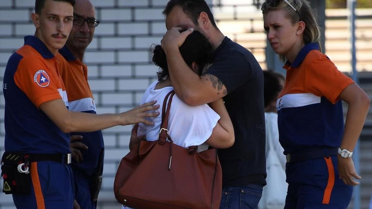 Familiares de las víctimas a las afueras del hospital Pasteur.