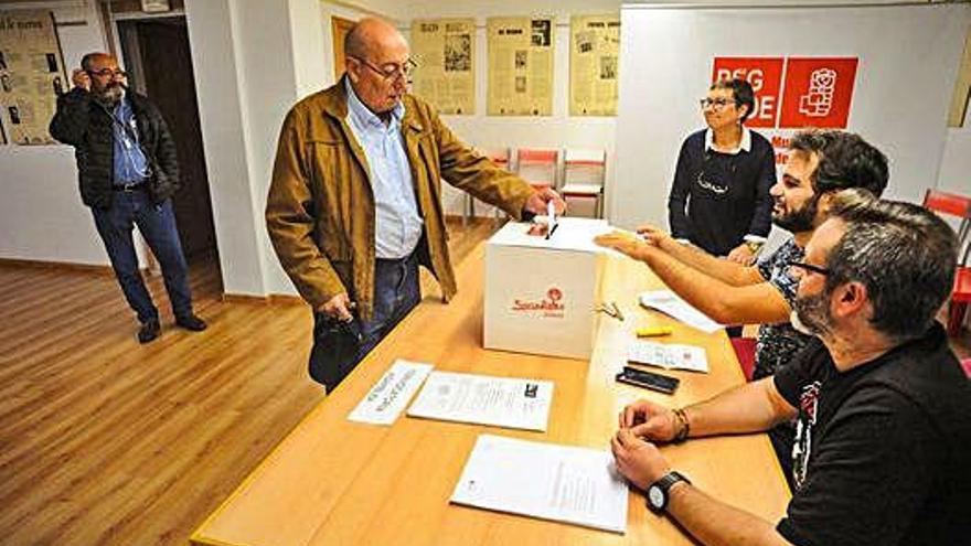 Un militante socialista vota en unas primarias.