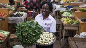La agrónoma Liz Kizito, una de las protagonistas de la serie Científicas Africanas en Movimiento, en el mercado de Jinja (Uganda), de vuelta de su estancia de investigación en Barcelona.