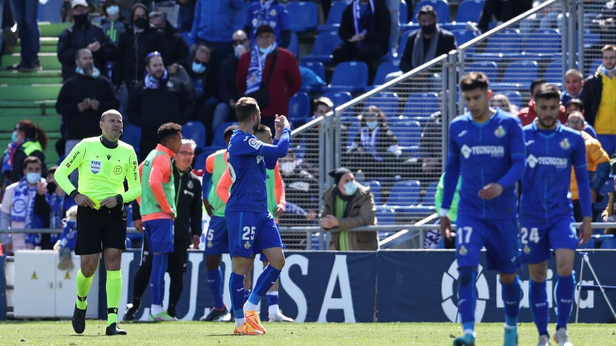 Mateu Lahoz se dirige al centro del campo tras el gol del Getafe al Mallorca.