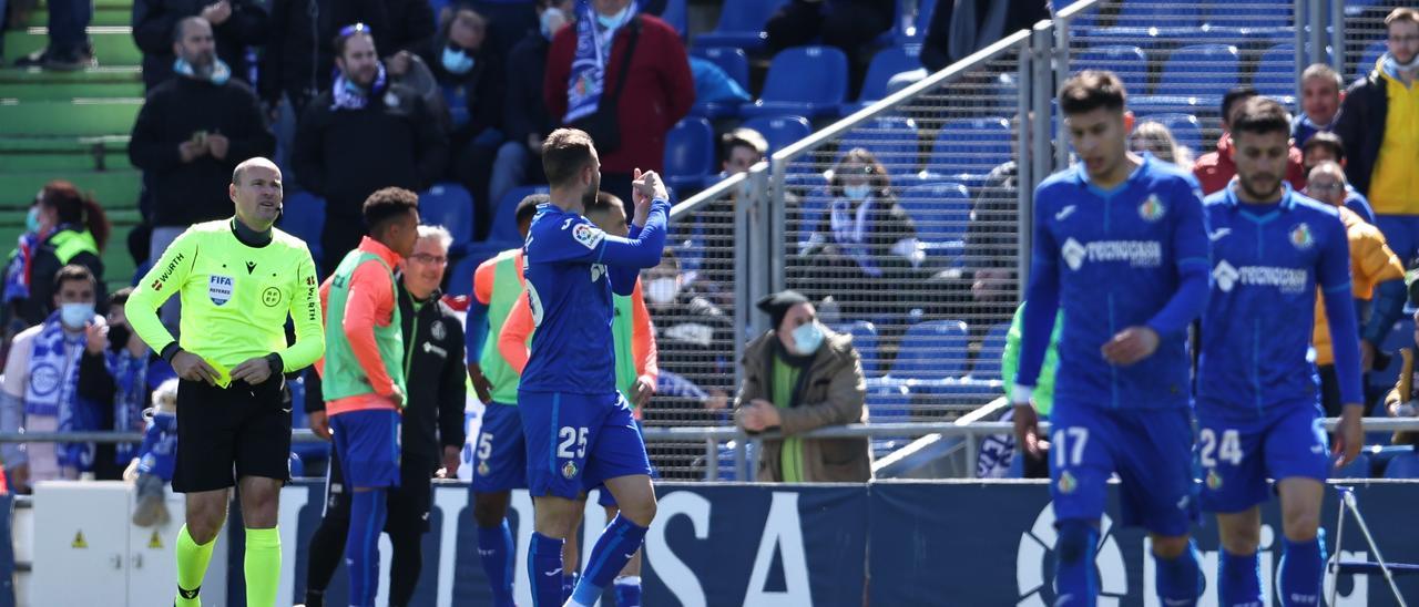 Mateu Lahoz se dirige al centro del campo tras el gol del Getafe al Mallorca.