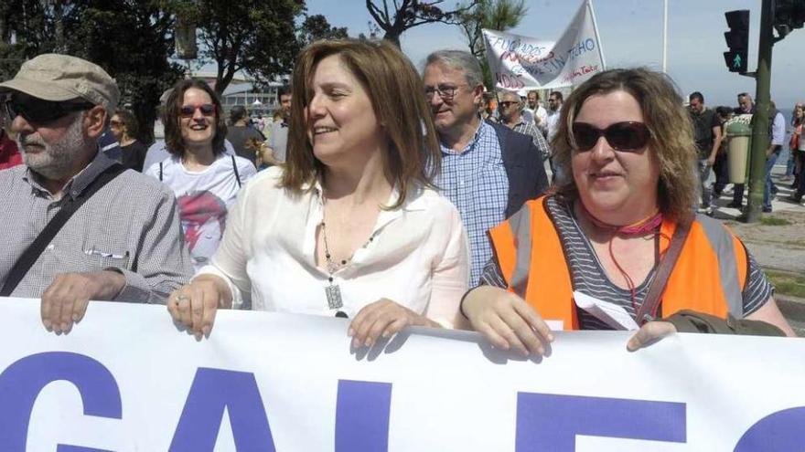 Pilar Cancela, en el centro, en la manifestación a favor de la refugiados realizada ayer en A Coruña.