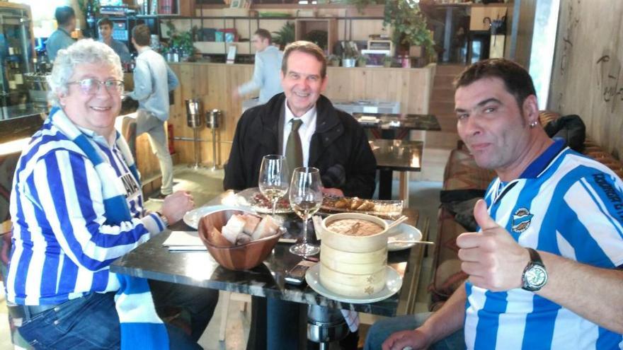 Caballero, con alavesistas en un local del Casco Vello.