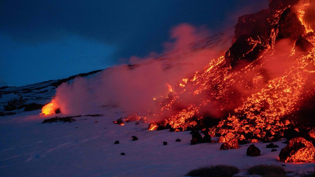 La lava fluye sobre la nieve en el volcán Etna