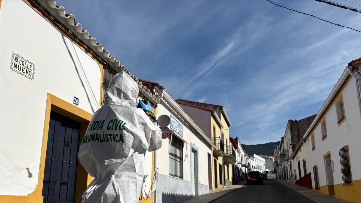FRANCISCA CADENAS | Los restos de Francisca Cadenas aparecen en un pequeño hueco tapado con cemento y losetas FRANCISCA CADENAS | Los restos de Francisca Cadenas aparecen en un pequeño hueco tapado con cemento y losetas