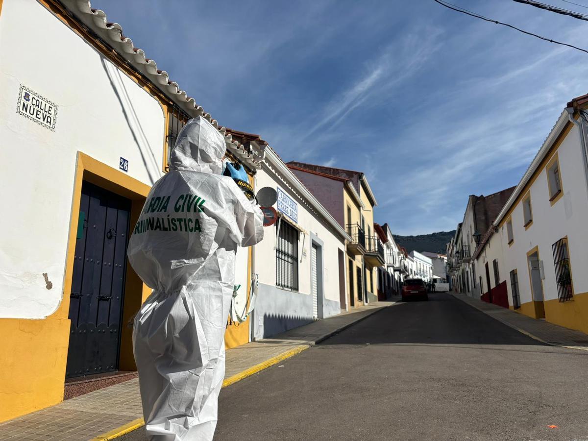 La UCO ha vuelto este viernes a la calle Nueva de Hornachos.