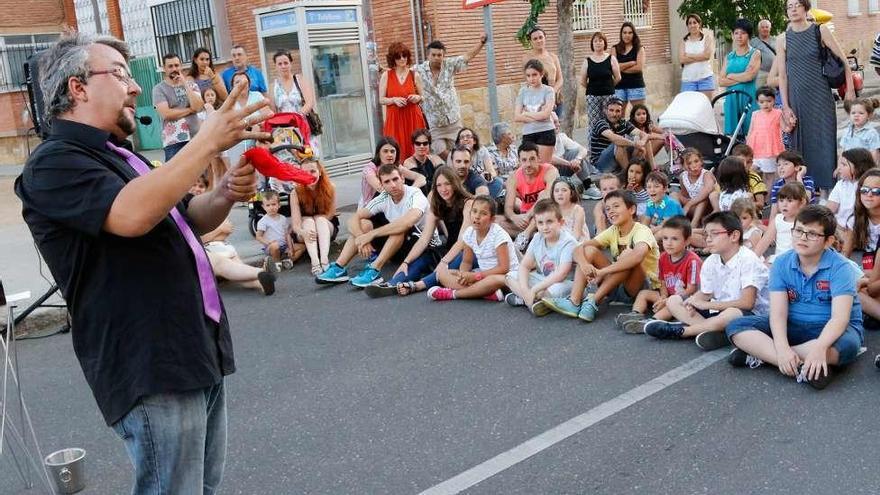 Óscar Escalante sorprende con sus trucos a los vecinos de Los Bloques