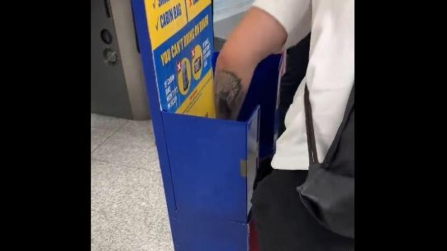 Unos turistas tiran de ingenio para ahorrarse pagar el equipaje de mano en Ryanair