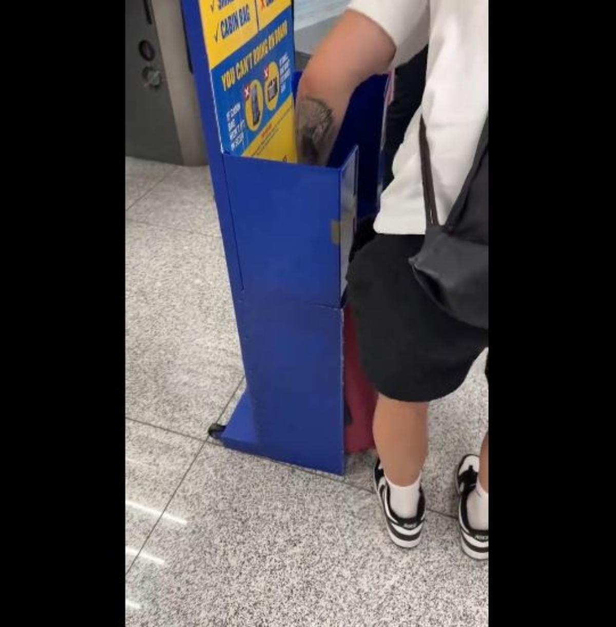 Unos turistas tiran de ingenio para ahorrarse pagar el equipaje de mano en Ryanair
