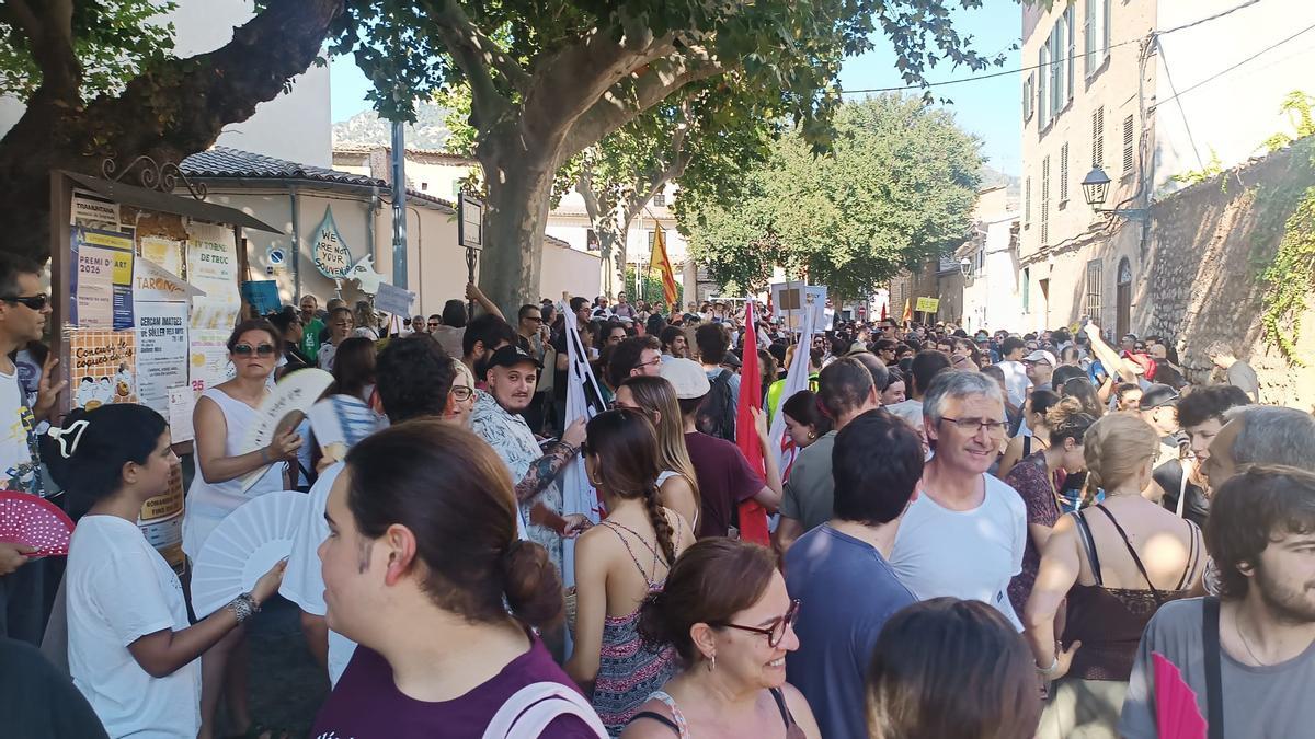 FOTOS | La protesta de Sóller contra la masificación turística, en imágenes FOTOS | La protesta de Sóller contra la masificación turística, en imágenes
