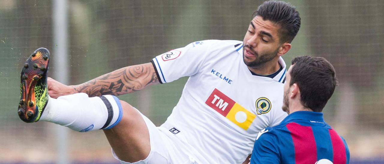 El delantero del Hércules Jona Mejía intenta controlar el balón frente al Atlético Levante.