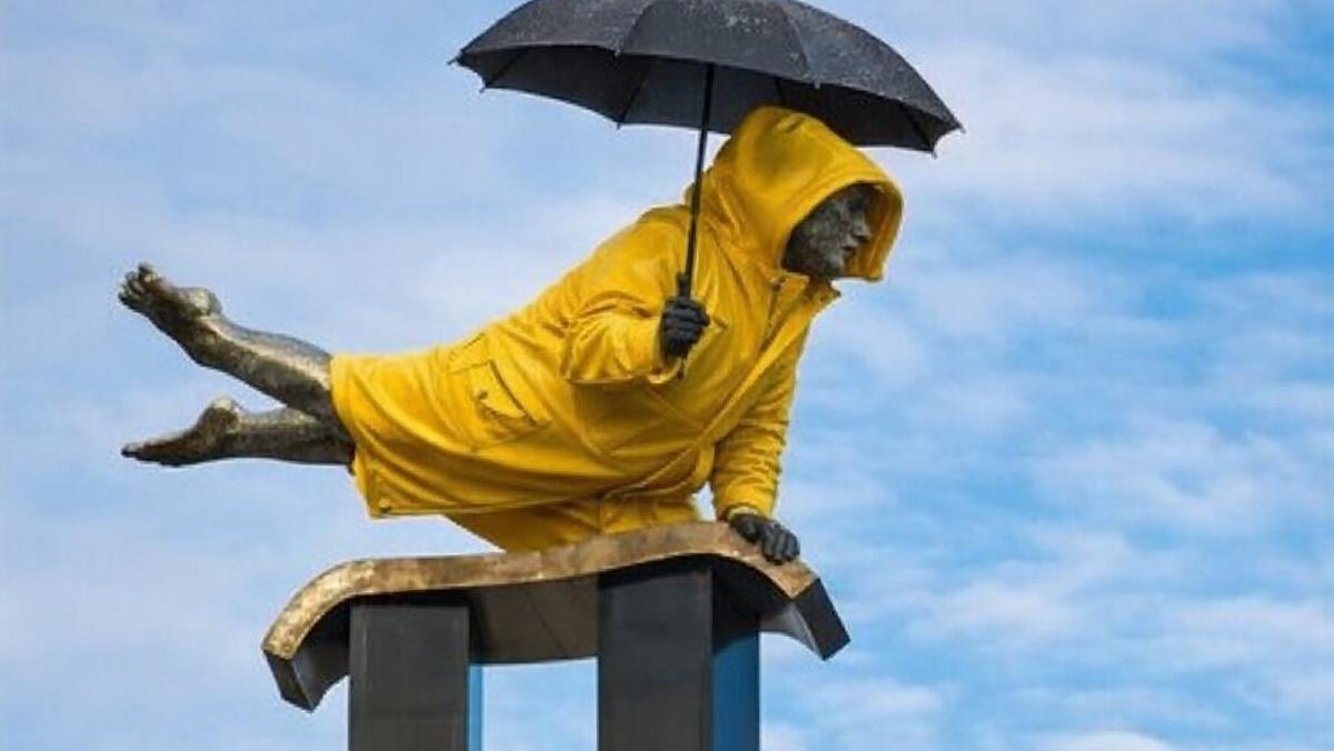 El Sireno, con un chubasquero y paraguas.