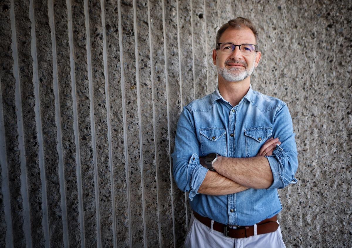 El profesor Antonio Jesús Sánchez en la Facultad de Bellas Artes de la Universidad de La Laguna.