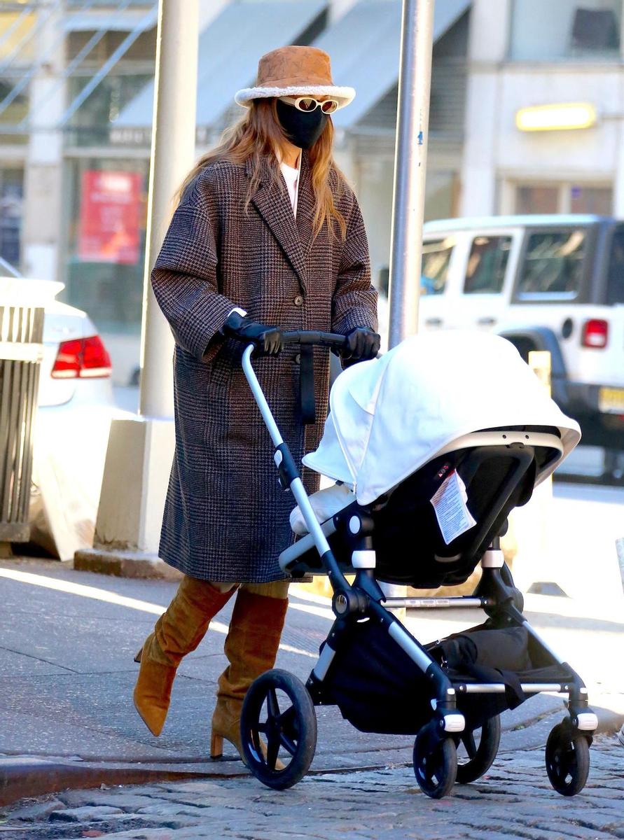 Gigi Hadid pasea por Nueva York con botas marrones