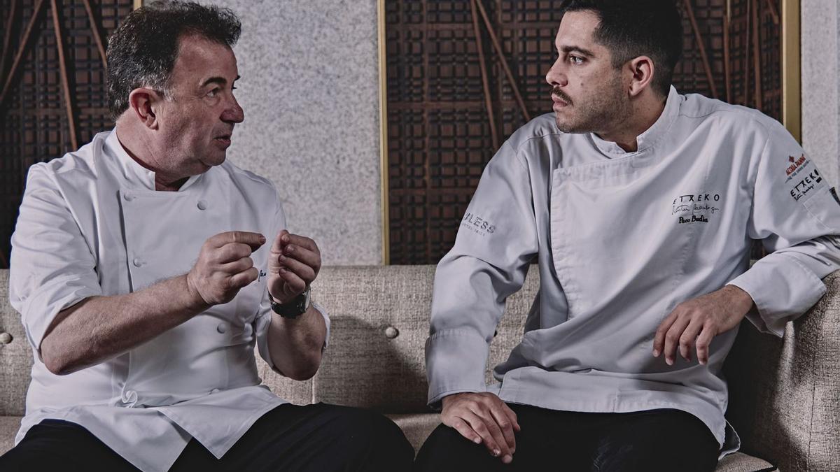 Martín Berasategui habla con Paco Budia, chef que fue aprendiz en Lasarte y que hoy lidera la cocina de Etxeko Ibiza. | ETXEKO IBIZA