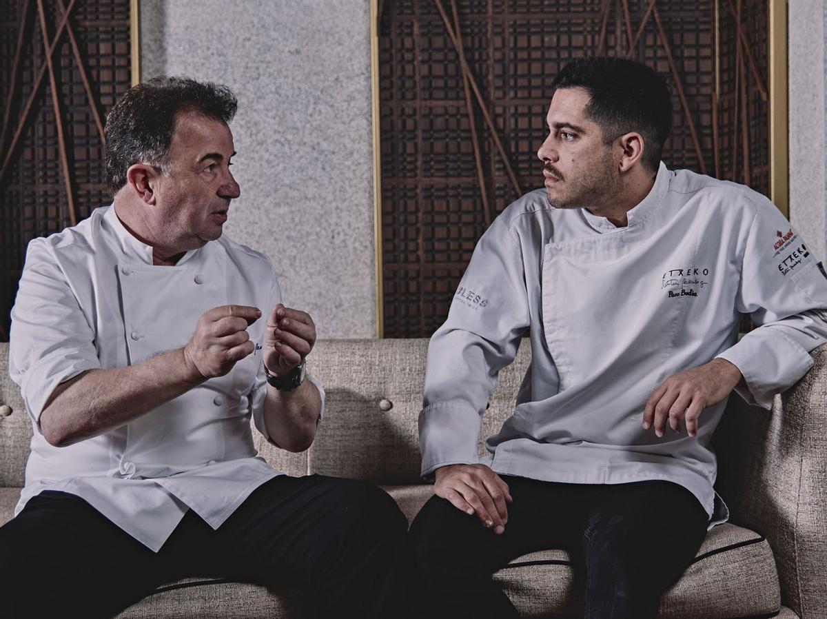 Martín Berasategui habla con Paco Budia, chef que fue aprendiz en Lasarte y que hoy lidera la cocina de Etxeko Ibiza. | ETXEKO IBIZA