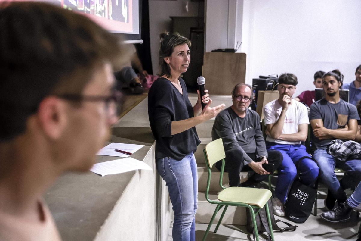 FOTOS | Así ha sido la asamblea ciudadana contra la masificación turística en el IES Sineu