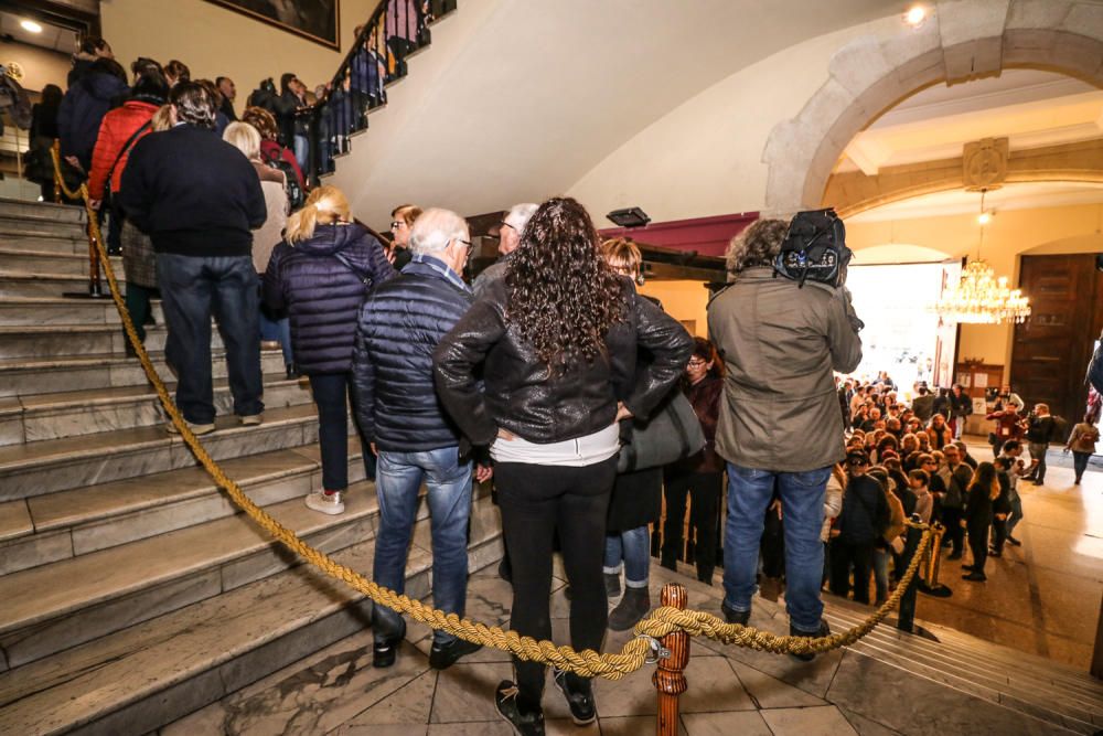 Cientos de personas pasan por delante de la urna con las cenizas del cantante para rendirle el último homenaje