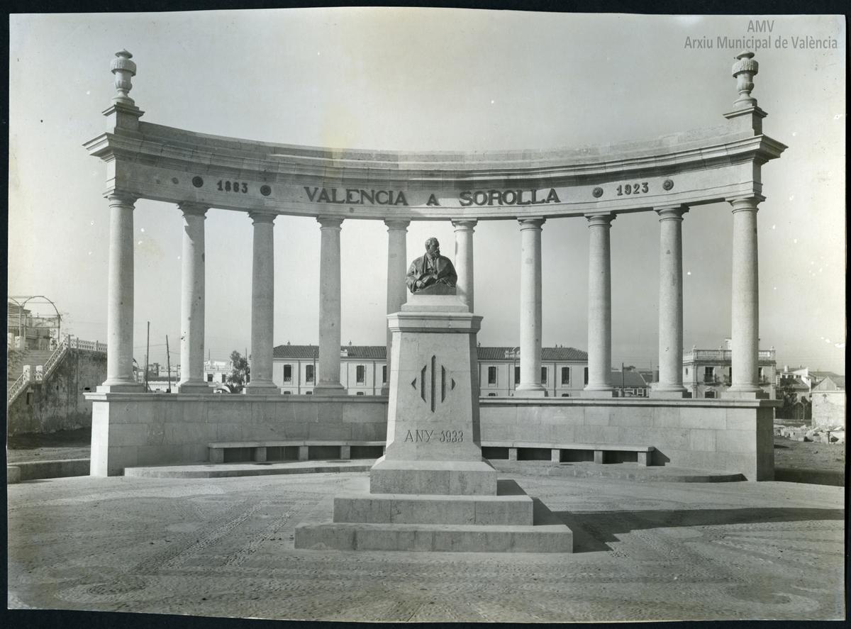 Foto histórica del antiguo monumento de Sorolla en el Cabanyal.