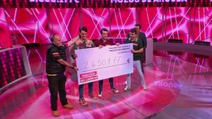Mozos de Arousa con su cheque
