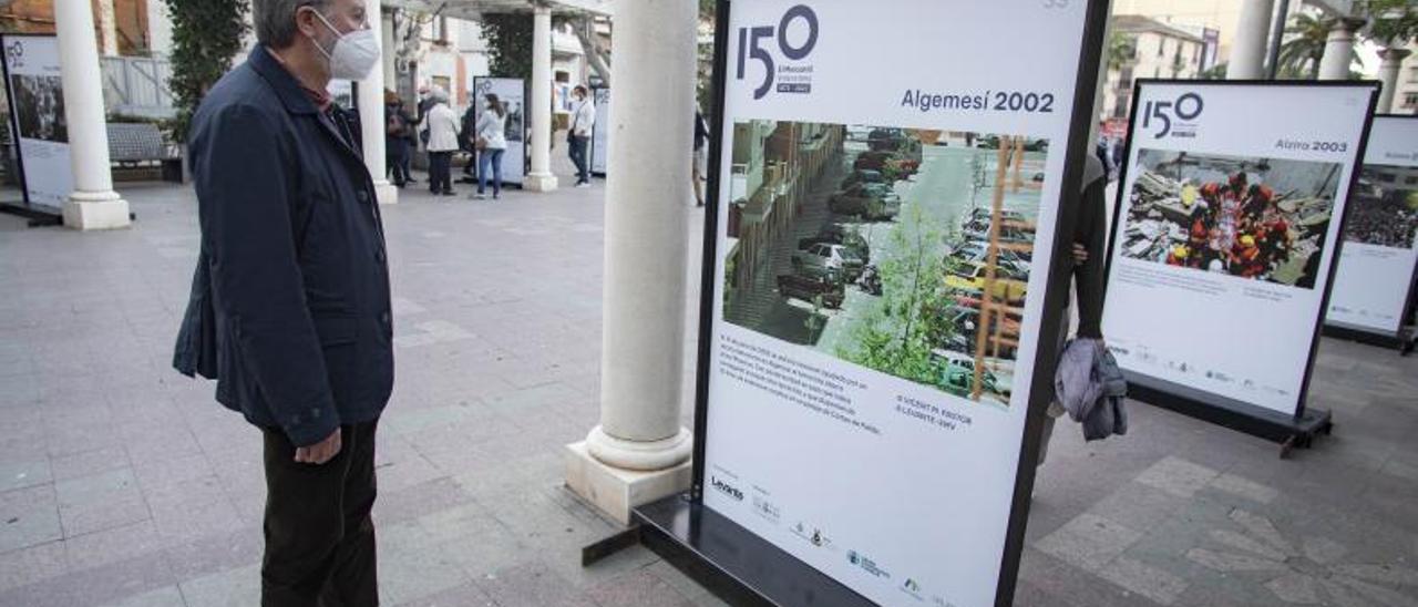 Gregori observa la fotografía publicada en prensa. | A. PERALES /F. BUSTAMANTE