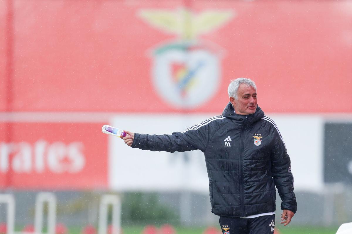 Jose Mourinho dirigiendo la sesión de entrenamiento del Benfica antes del partido con el Real Madrid.