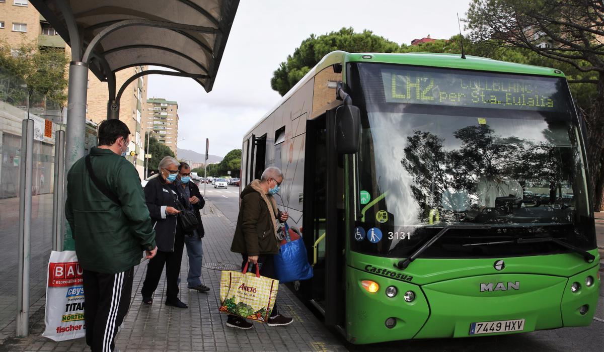 Pasajeros suben a un autobús de Rosanbus en la avenida Carmen Amaya de L’Hospitalet de Llobregat.