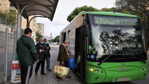 Pasajeros suben a un autobús de Rosanbus en la avenida Carmen Amaya de L’Hospitalet de Llobregat.