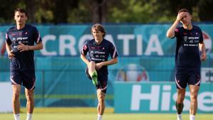 Perisic (derecha) en un entrenamiento de Croacia junto a Budimir y Modric.