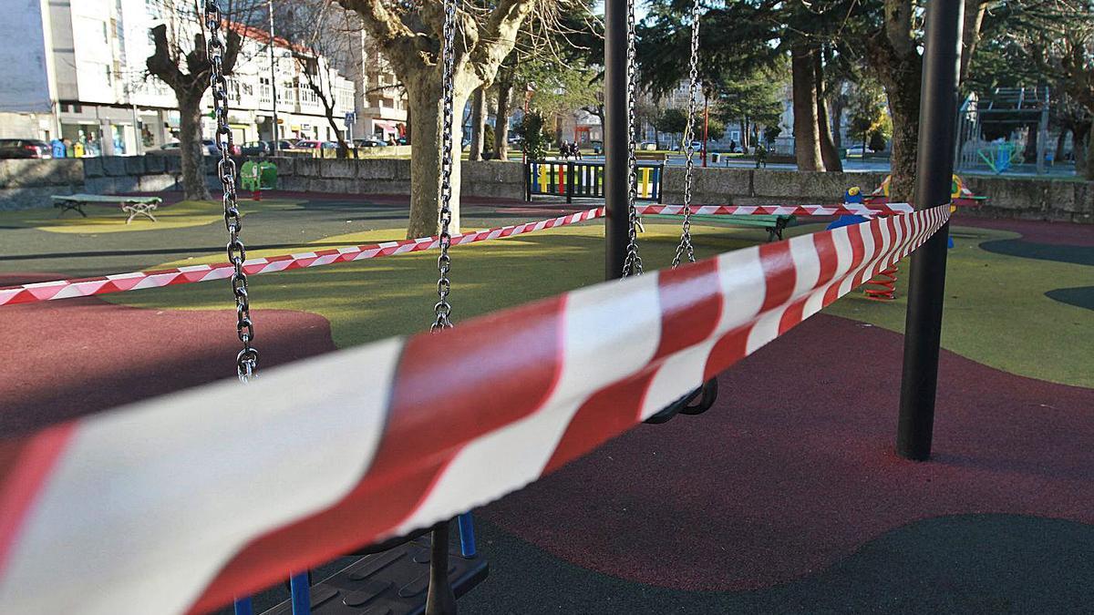 La Policía Local precintó ayer los parques infantiles. |   // IÑAKI OSORIO