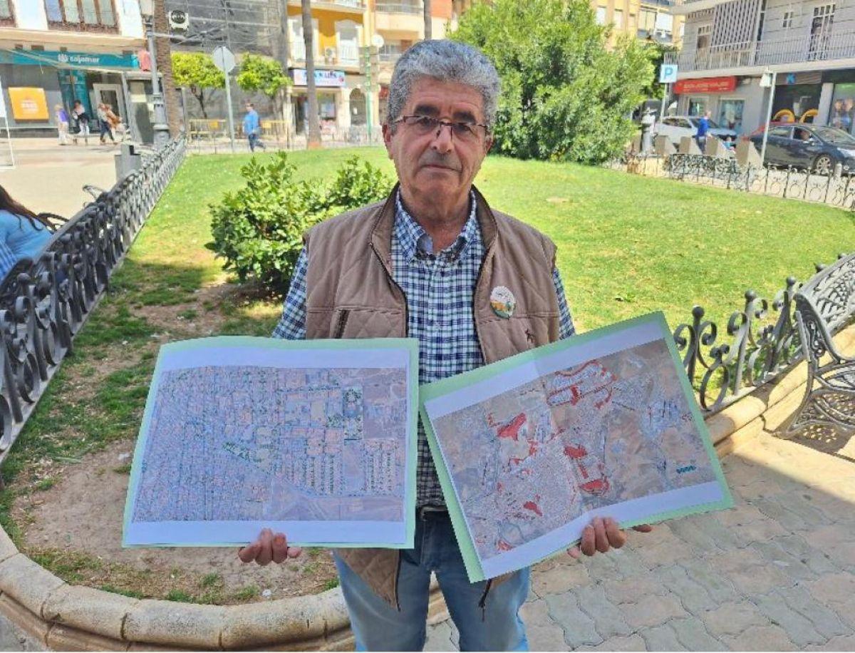 El concejal Rafael Morales muestra las zonas en las que va a intervenir el Ayuntamiento para evitar incendios.