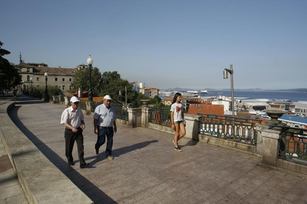 El primer domingo de agosto se convierte en el más caluroso del verano en el litoral pontevedrés y Ourense. La diferencia térmica entre el sur y el norte llega a superar los 20º