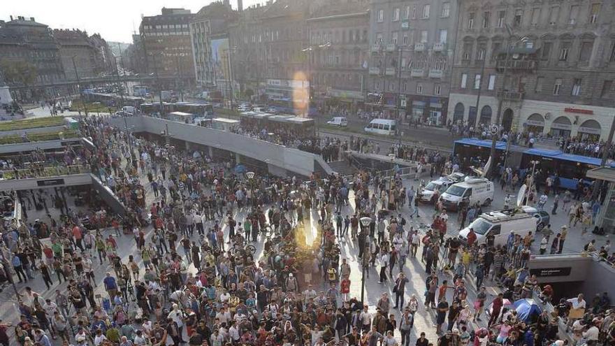 Miles de refugiados se manifiestan frente a la estación de Budapest.