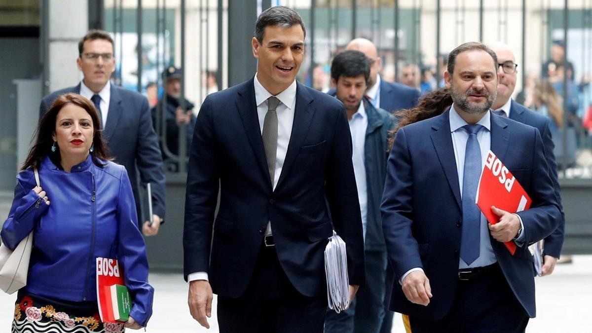 El Secretario General del PSOE, Pedro Sánchez, acompañado por miembros del grupo socialista a su llegada al Congreso.