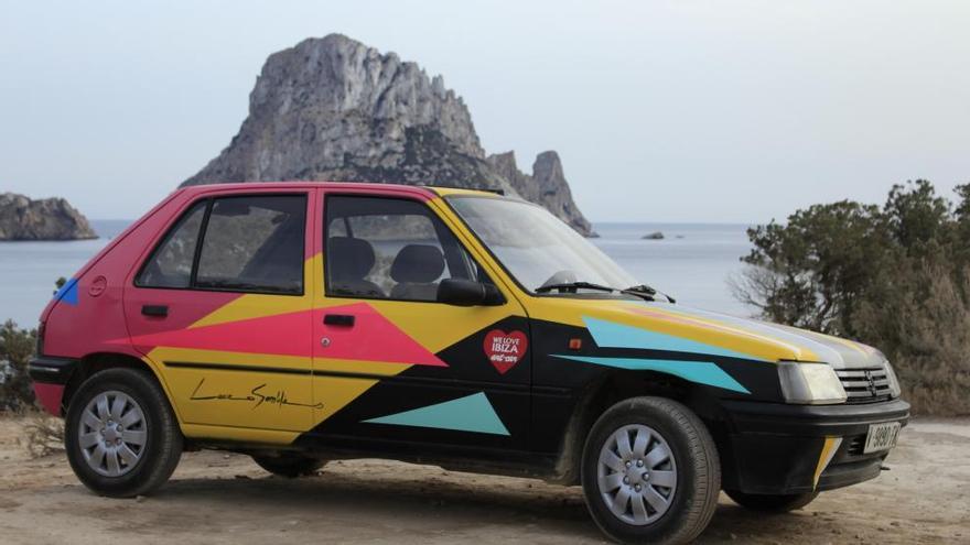 Un Peugeot 205 decorado por Lauro Samblás del colectivo de arte urbano Baligreen