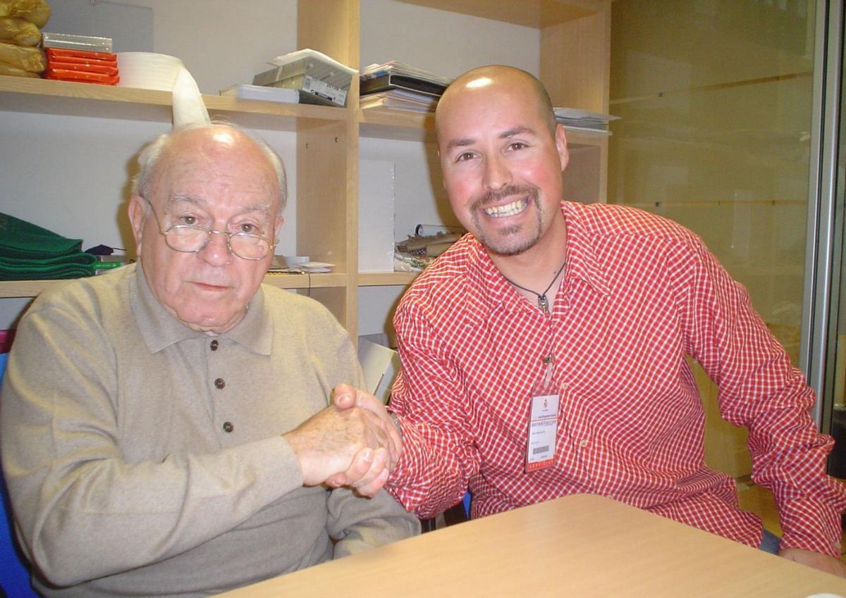 José Antonio Ariza, junto al mito Alfredo di Stéfano, uno de los grandes ídolos del escritor malagueño.