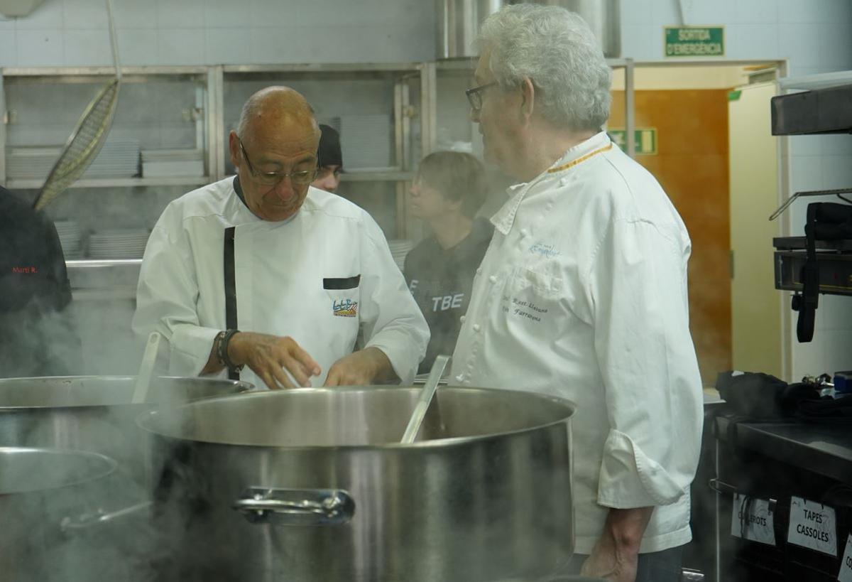 Els cuiners Antonio Estrach i Quim Farrerons durant la sessió formativa a l'Institut de Palafrugell.