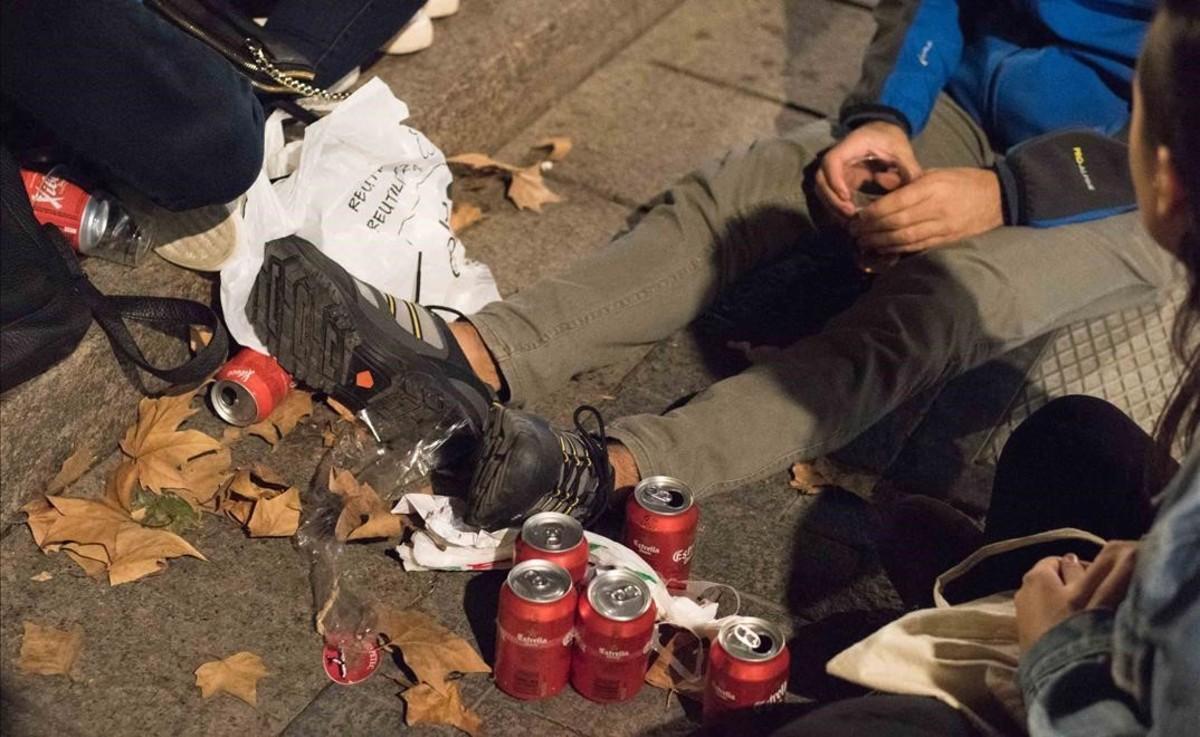 Menores haciendo botellón.