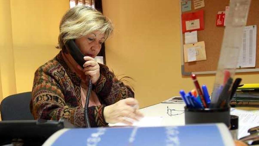 Una voluntaria, en la sede del Teléfono de la Esperanza.