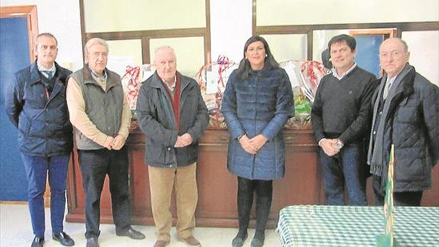 Fundación Caja Rural de Cañete de las Torres dona cestas a mayores