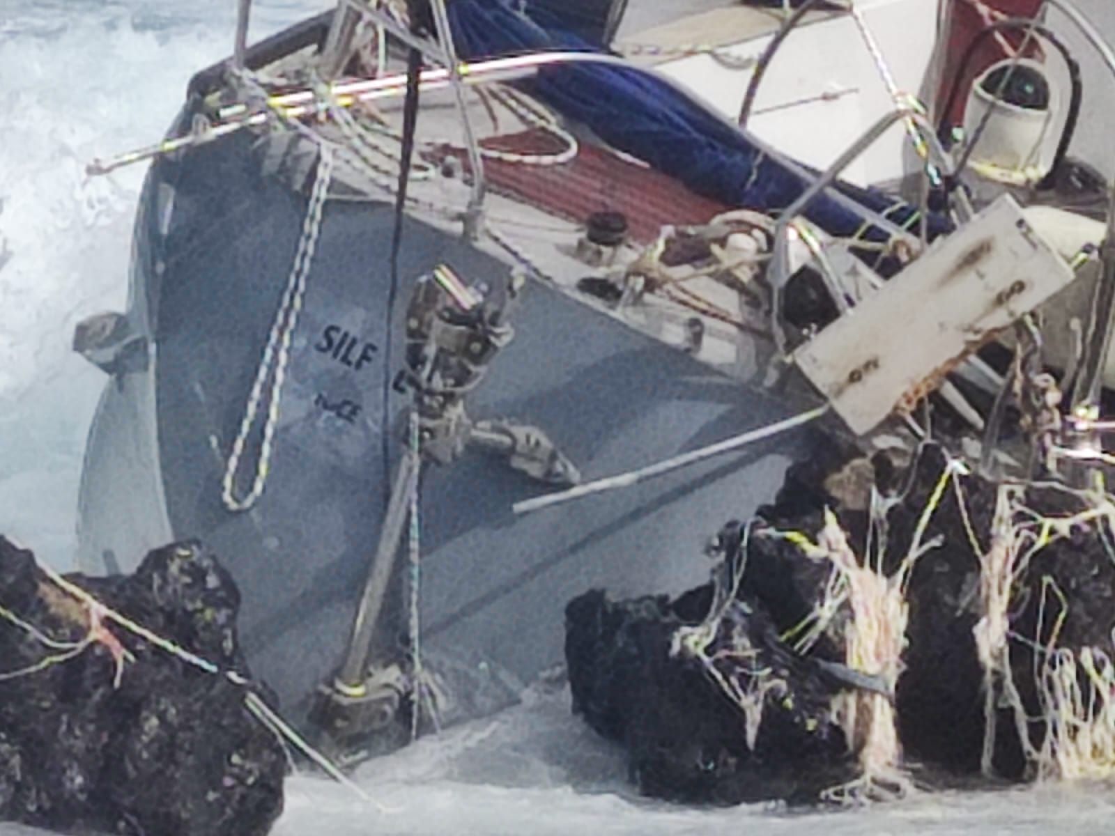 Un velero encalla en el norte de Lanzarote