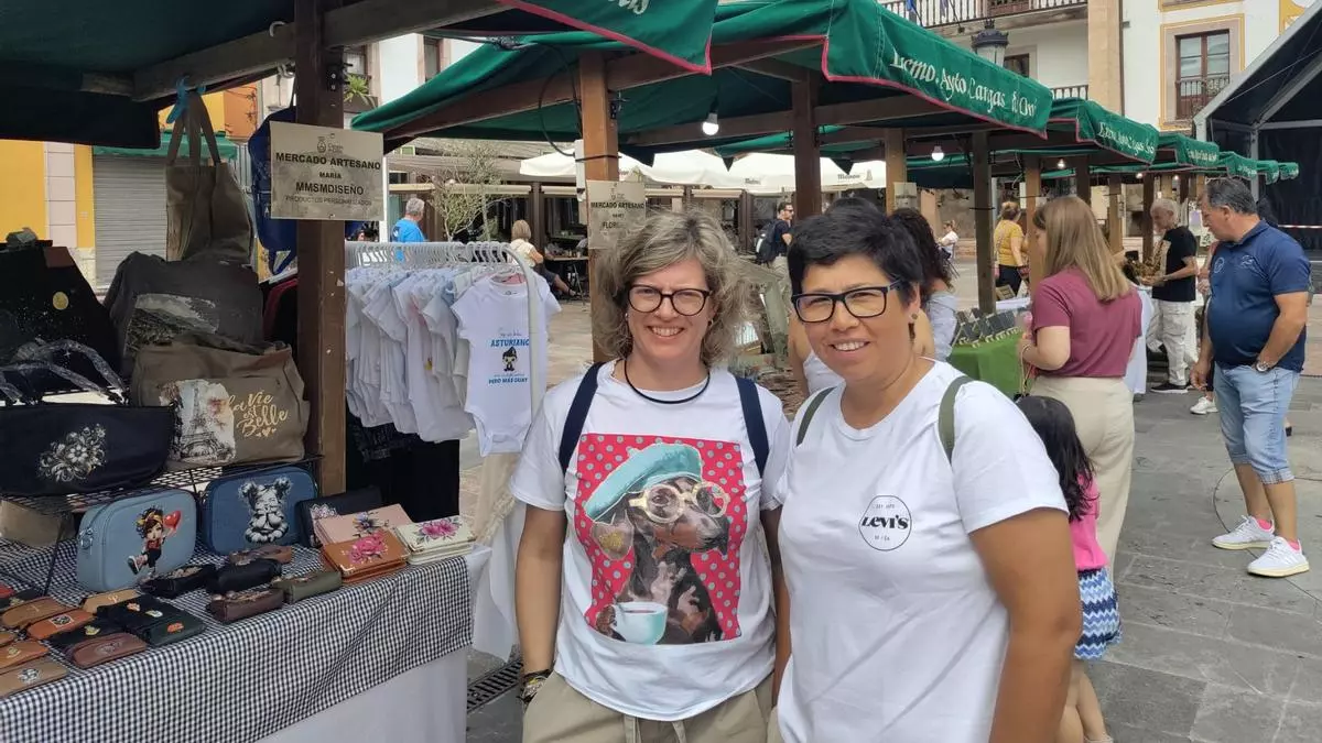 El puente anima el mercado artesano de Cangas de Onís: "Es una forma de apoyar el comercio local"