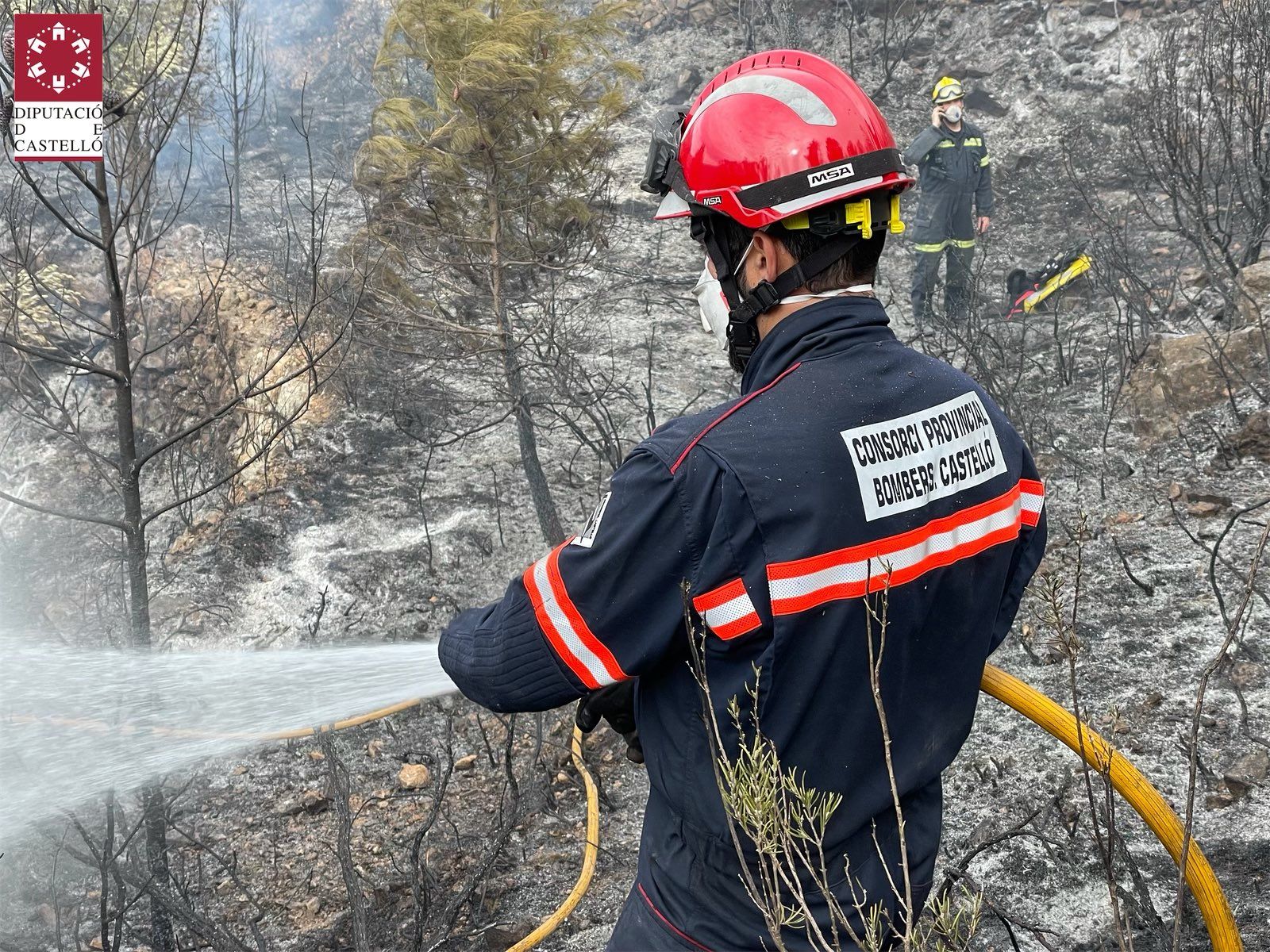 Efectivos aéreos y medios terrestres tratan de sofocar un incendio en la Serra d'en Galceran