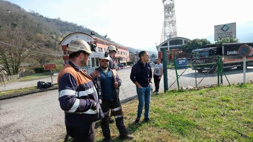 Compañeros de los mineros que están encerrados en el pozo Santiago.