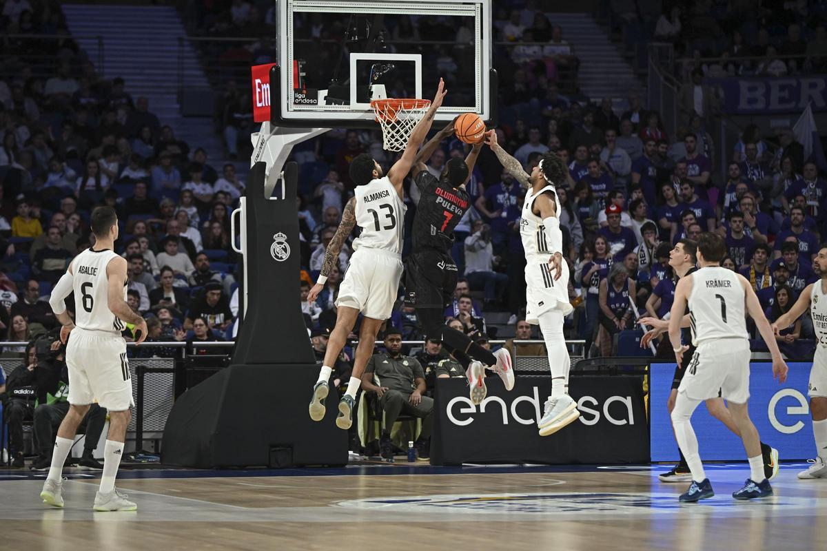 El Madrid rinde tributo a Szczerbiak con un peleado triunfo ante el Granada.