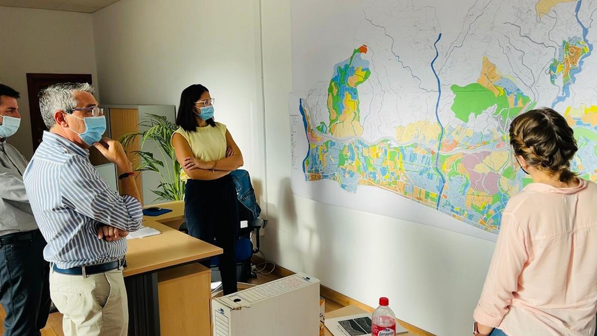 El alcalde de Rincón de la Victoria, Francisco Salado, visita la Oficina Técnica Municipal del PGOU.