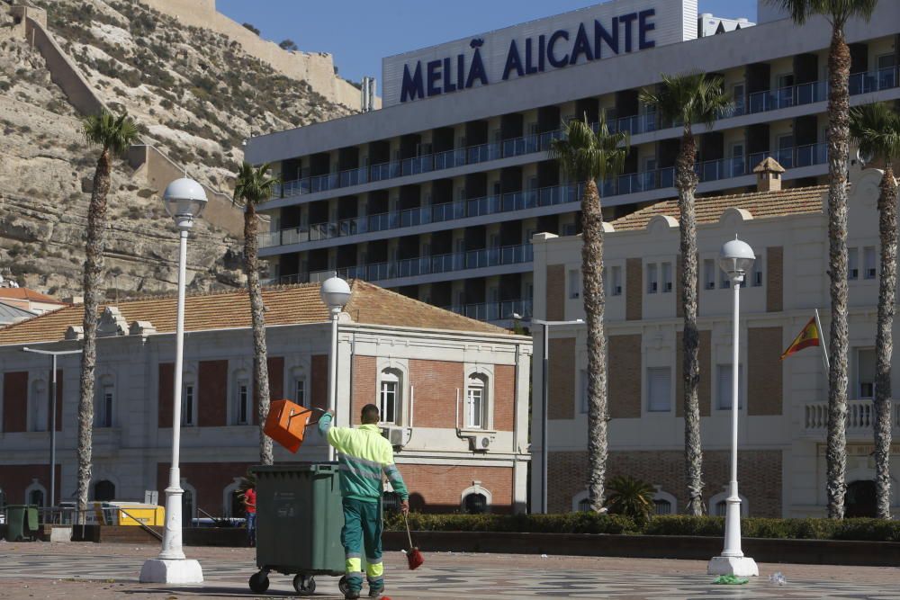 Alicante amanece disfrazada de basura.